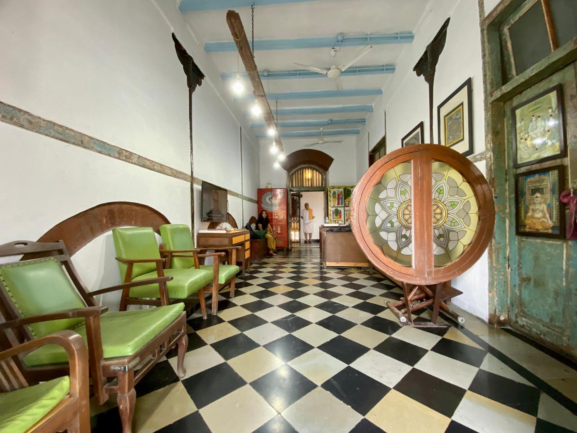 Vasantashram Cst Mumbai, Free Wifi With 1940s Retro Vibe