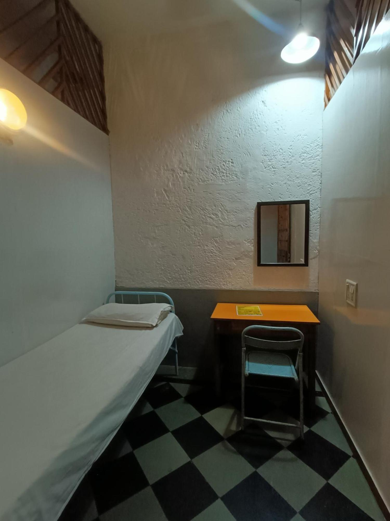 Vasantashram Cst Mumbai, Free Wifi With 1940s Retro Vibe Hostel