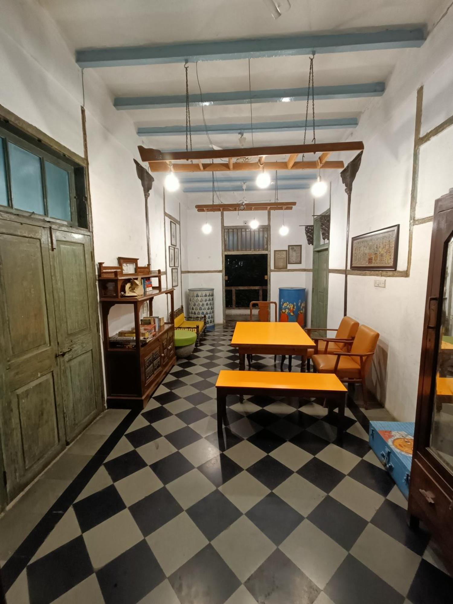 Vasantashram Cst Mumbai, Free Wifi With 1940s Retro Vibe Hostel